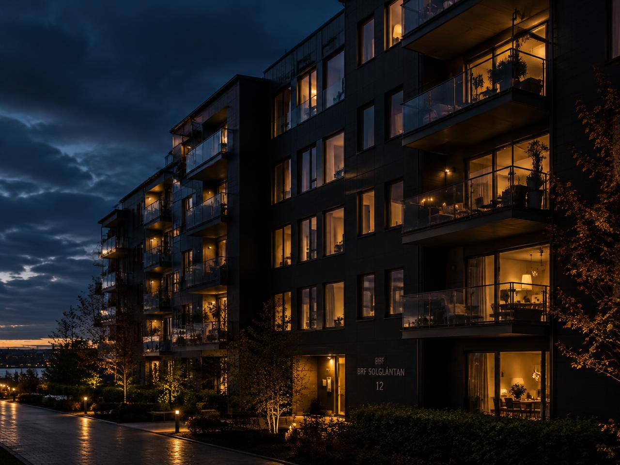Modern bostadsrättsförening i Stockholm vid skymning